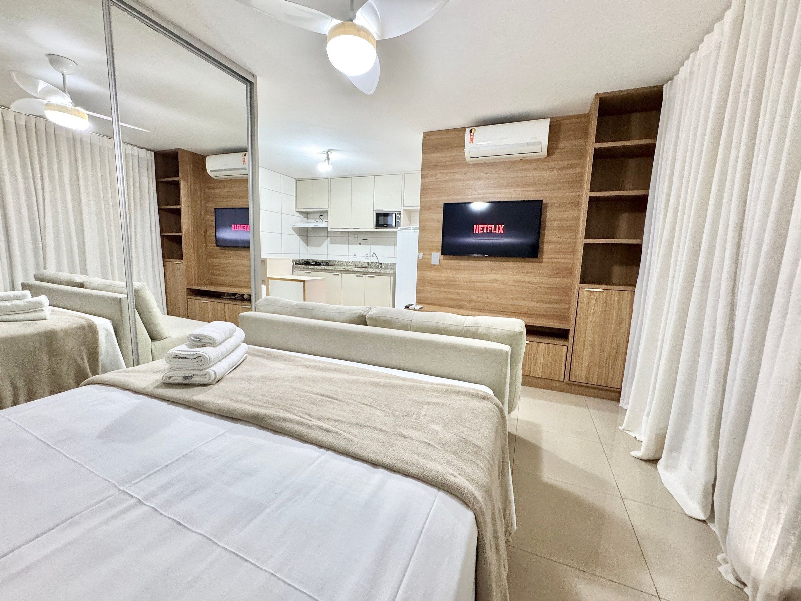 Muebles diferentes, escritorio y espacio para trabajar con laptop 