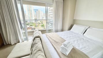 Apartamento económico | Mobiliario individual, escritorio, espacio para trabajar con un portátil