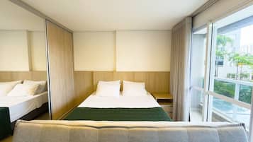 Estudio Confort | Cortinas opacas, tabla de planchar con plancha, wifi gratis