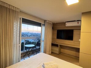 Apartamento, sacada, vista para a cidade | Cortinas blackout, ferros/tábuas de passar roupa, Wi-Fi de cortesia