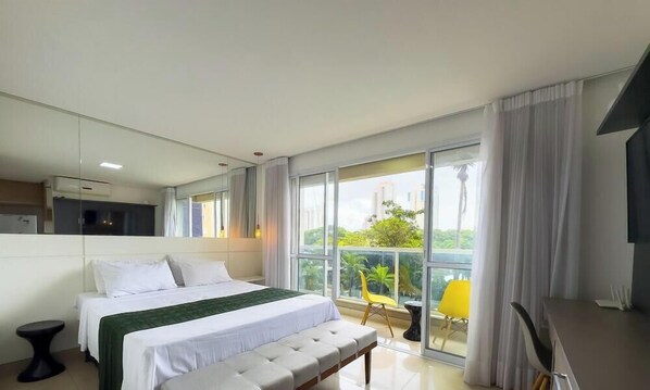 Muebles diferentes, escritorio y espacio para trabajar con laptop 