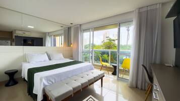 LÀgenhet - 1 queensize-sÀng | Unika möbler, skrivbord, arbetsyta för laptop och mörklÀggningsgardiner