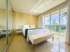 Individually furnished, desk, laptop workspace, blackout drapes - The Expression (Goiânia)