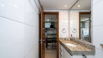 Apartemen Comfort, 1 Tempat Tidur Queen | Dapur pribadi | Lemari es, microwave, dan peralatan masak/sendok-piring