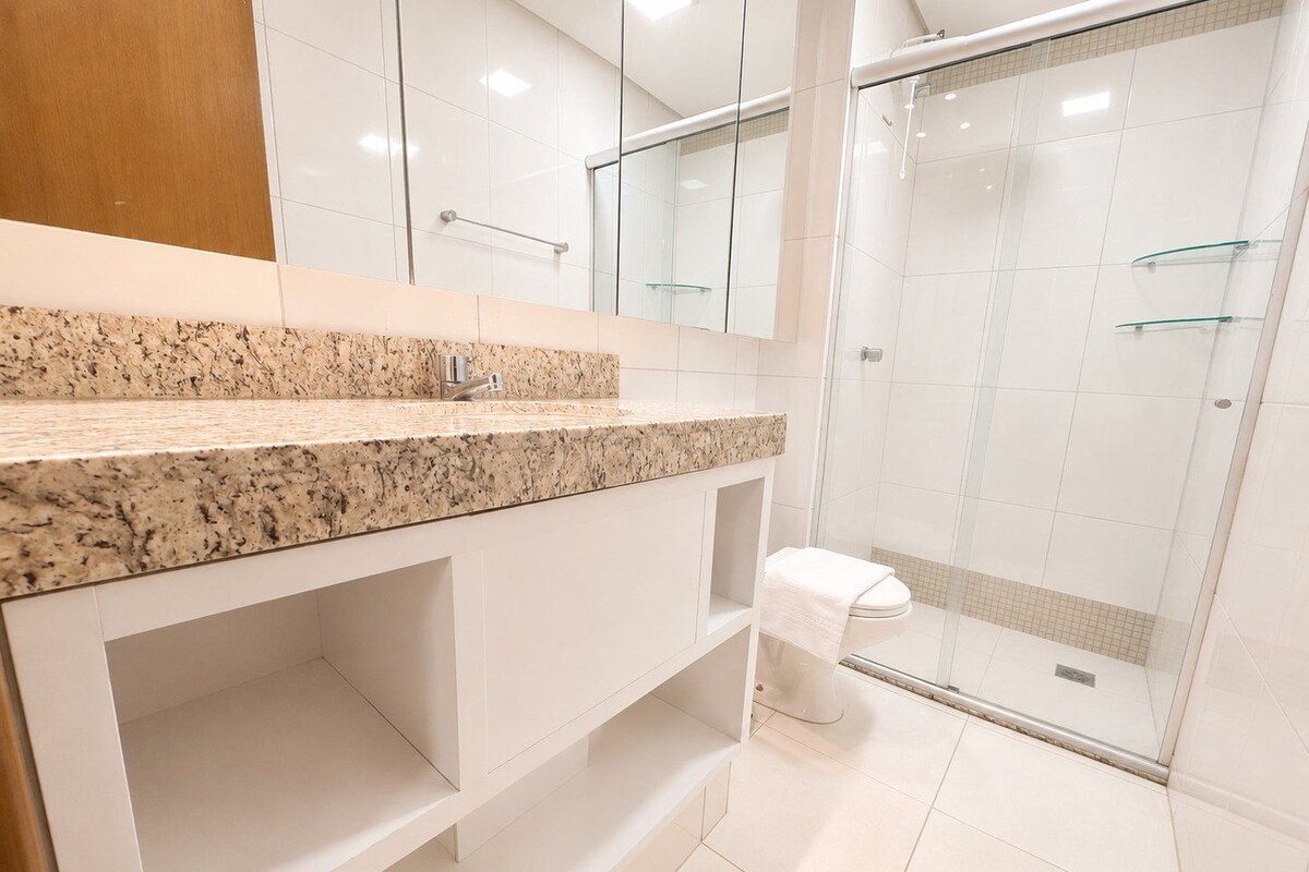 Classic apartman | Fürdőszoba | Zuhanyzó, hajszárító és törölközők