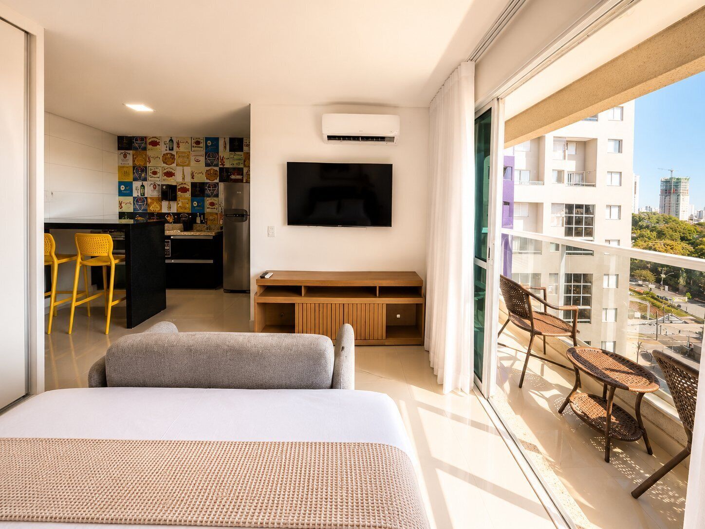 Traditioneel appartement | Een bureau, een laptopwerkplek, verduisterende gordijnen