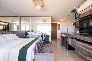 Muebles diferentes, escritorio y espacio para trabajar con laptop 