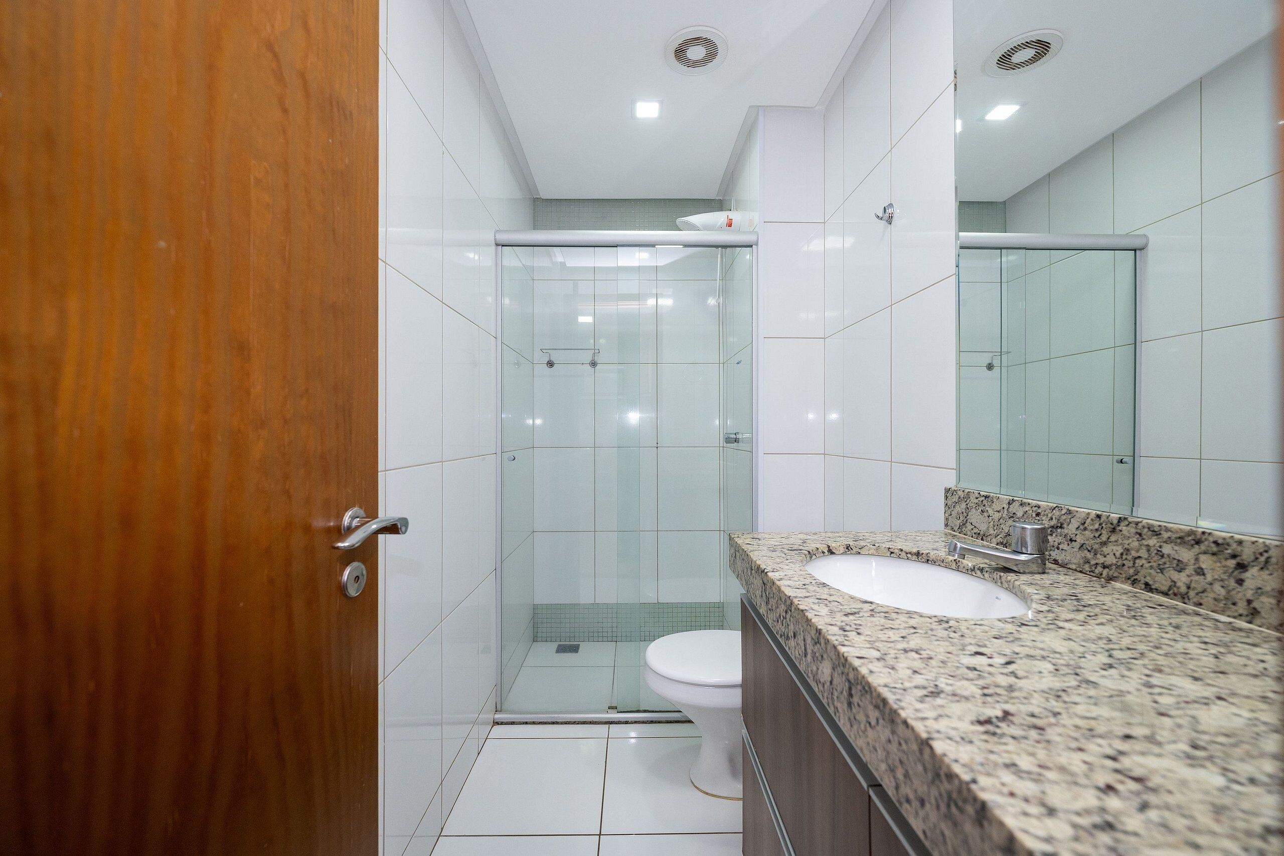 Traditional-Apartment | Badezimmer | Dusche, Haartrockner, Handtücher