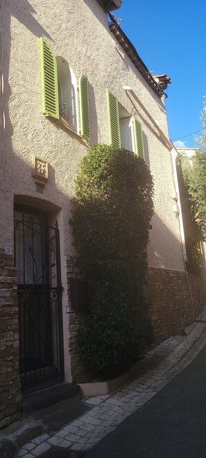 Exterior detail - Quiet private village house with garden terraces (Gogolin vieux Village) (Cogolin)