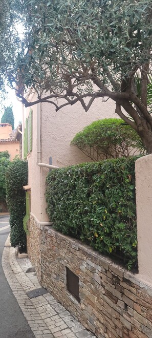 Exterior detail - Quiet private village house with garden terraces (Gogolin vieux Village) (Cogolin)