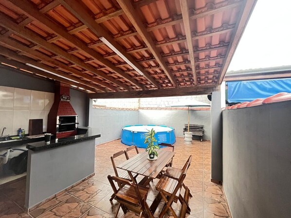 Outdoor dining - House with gourmet area and swimming pool in Caraguatatuba (Caraguatatuba)