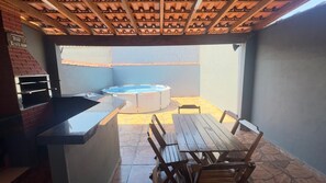 Outdoor dining - House with gourmet area and swimming pool in Caraguatatuba (Caraguatatuba)