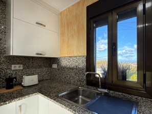 Fridge, microwave, oven, coffee/tea maker - YourHouse Casa Antonio (Amoeiro)