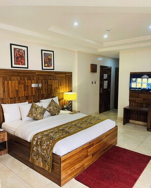 مكتب ومسا حة عمل للكمبيوتر المحمول وستائر تعتيم وتجهيزات عازلة للصوت