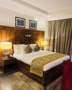 مكتب ومساحة عمل للكمبيوتر المحمول وستائر تعتيم وتجهيزات عازلة للصوت