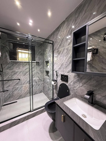 Junior Room, Balcony, City View | Bathroom. City Transit Inn