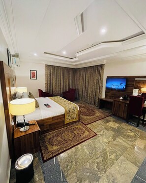 مكتب ومساحة عمل للكمبيوتر المحمول وستائر تعتيم وتجهيزات عازلة للصوت