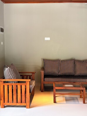 Living area - Delightful 3-bedroom Family house with AC in 5min walk by Kabalana beach. (Ahangama)