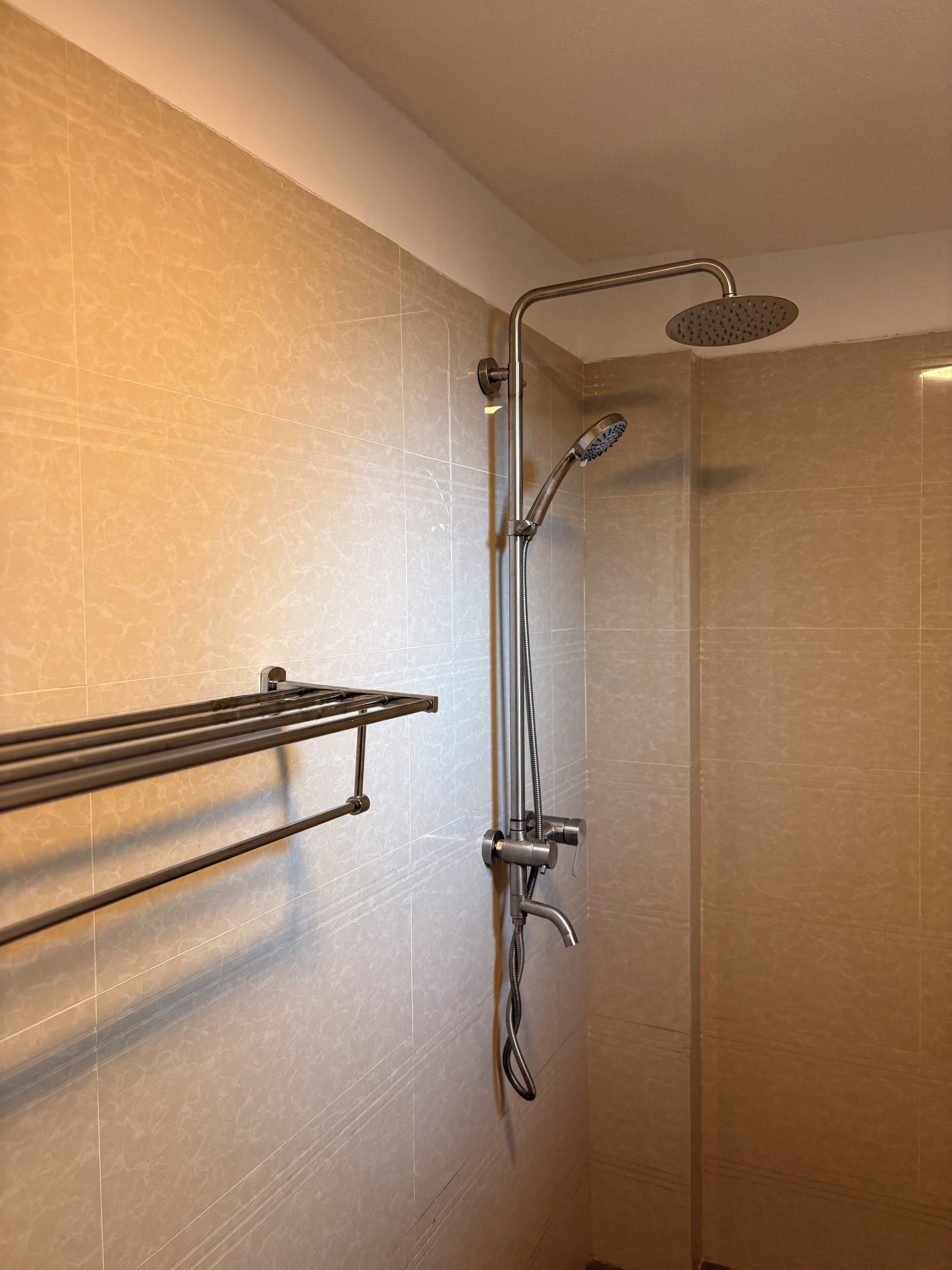 Dusche, Haartrockner, Bidet, Handtücher