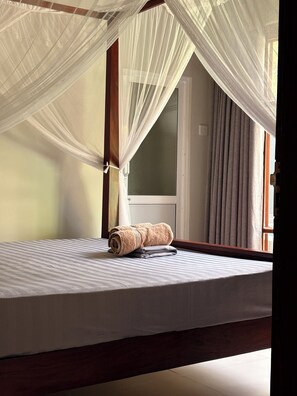 Internet, bed sheets - Delightful 3-bedroom Family house with AC in 5min walk by Kabalana beach. (Ahangama)