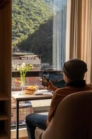Standaard driepersoonskamer, uitzicht op bergen | Interieur