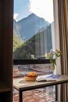 Standaard Twin kamer, uitzicht op bergen | Interieur