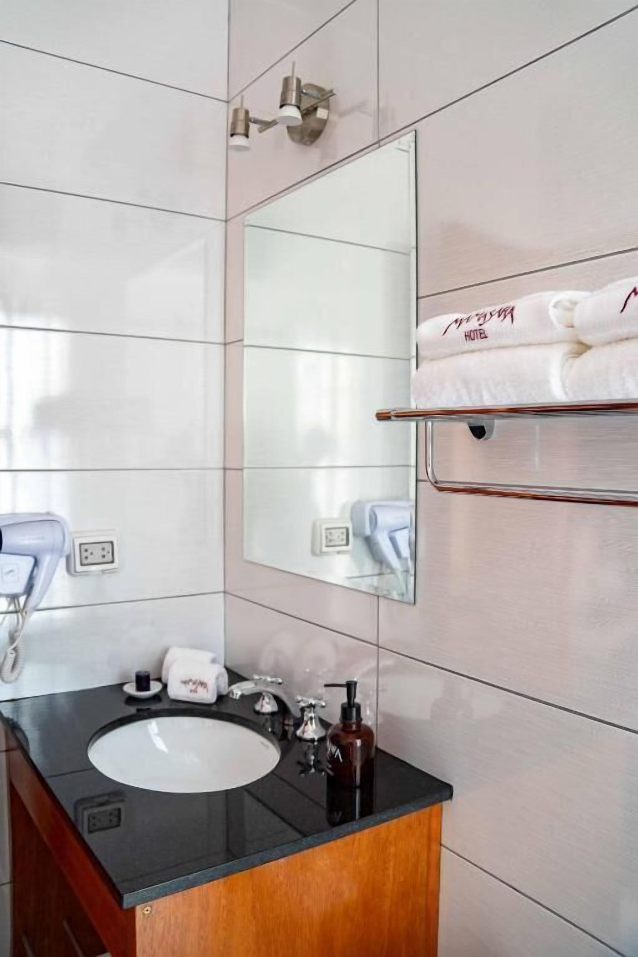 Dusche, kostenlose Toilettenartikel, Haartrockner, Handtücher