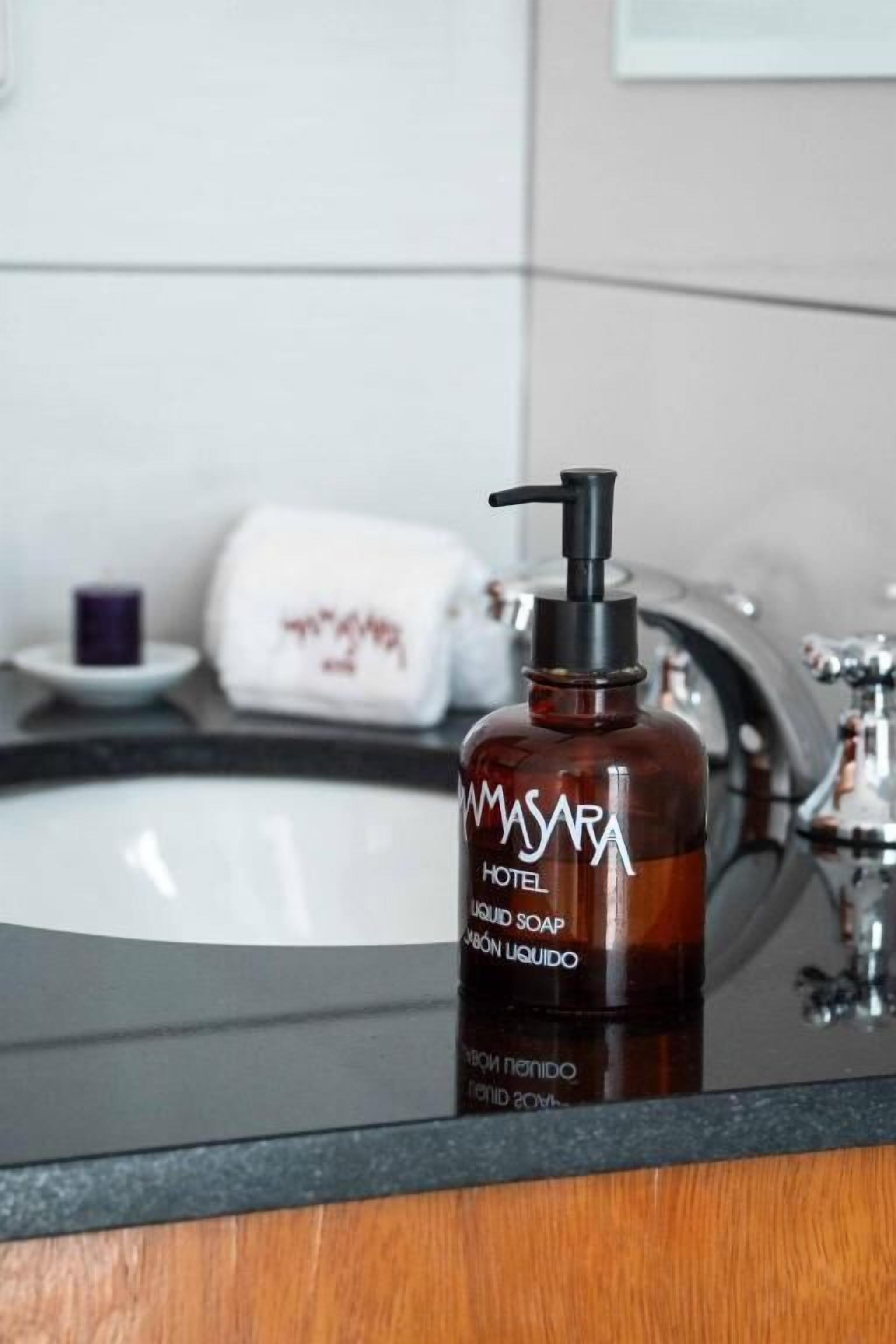 Standaard driepersoonskamer, uitzicht op bergen | Badkamer | Een douche, gratis toiletartikelen, een haardroger, handdoeken