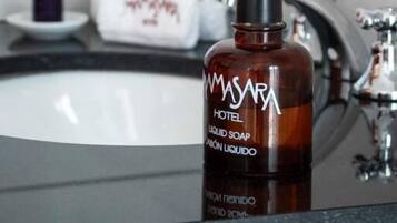 Standaard driepersoonskamer, uitzicht op bergen | Badkamer | Een douche, gratis toiletartikelen, een haardroger, handdoeken