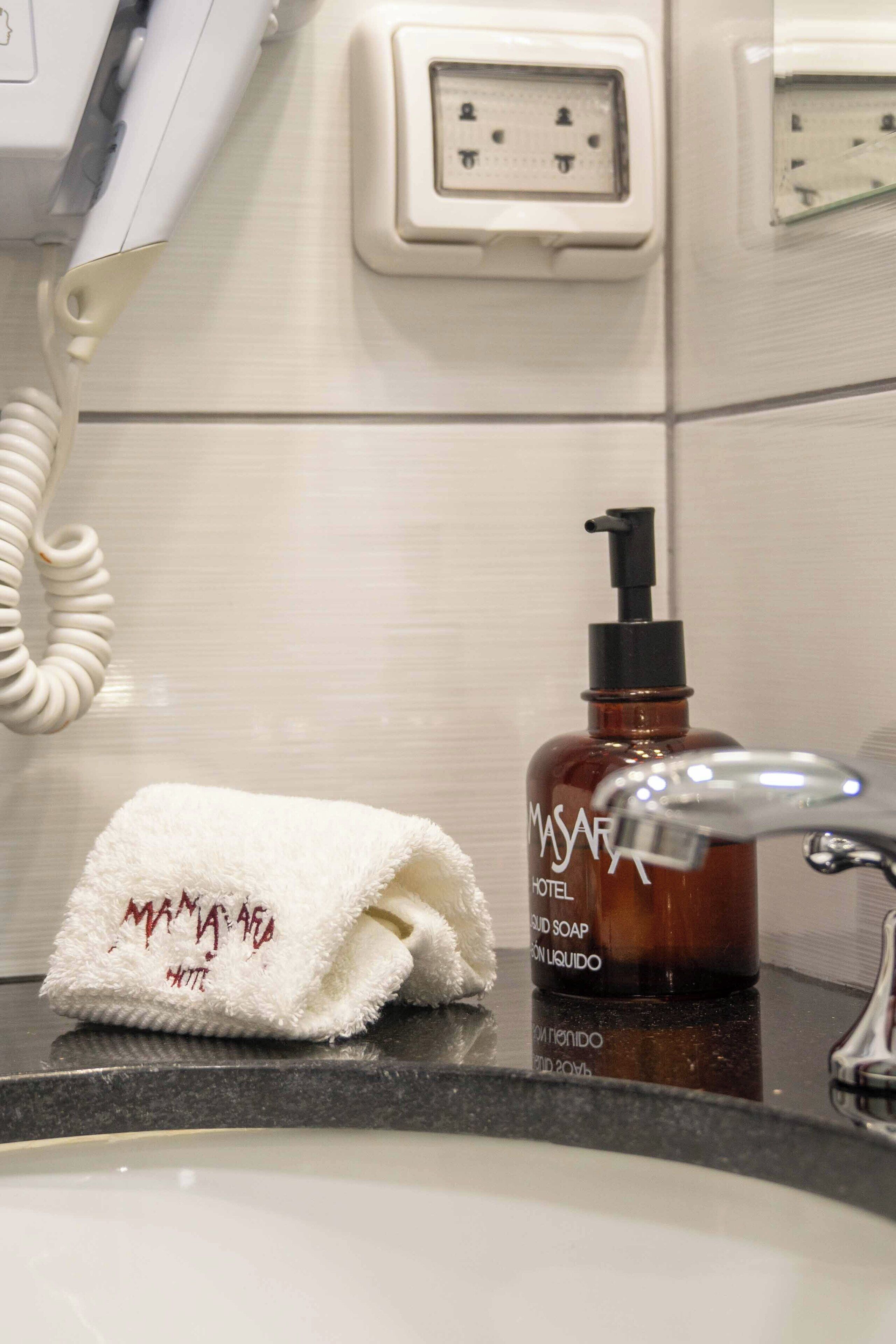 Doccia, set di cortesia gratuito, asciugacapelli, asciugamani