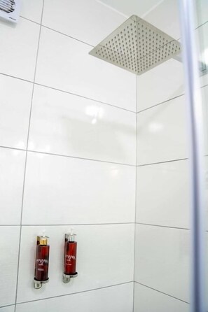 Standard-Dreibettzimmer, Bergblick | Badezimmerausstattung | Dusche, kostenlose Toilettenartikel, Haartrockner, Handtücher