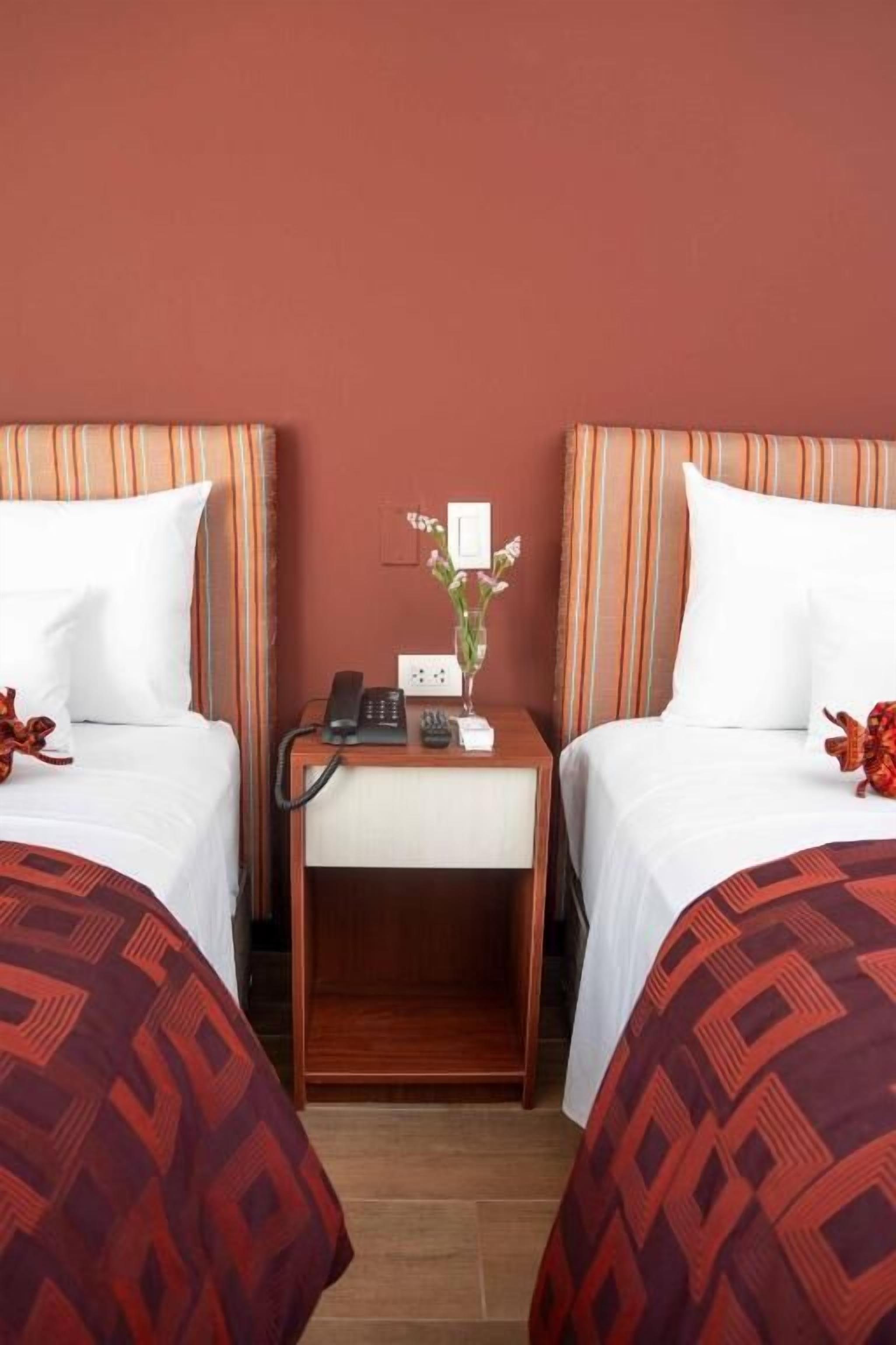 Zimmersafe, laptopgeeigneter Arbeitsplatz, schallisolierte Zimmer