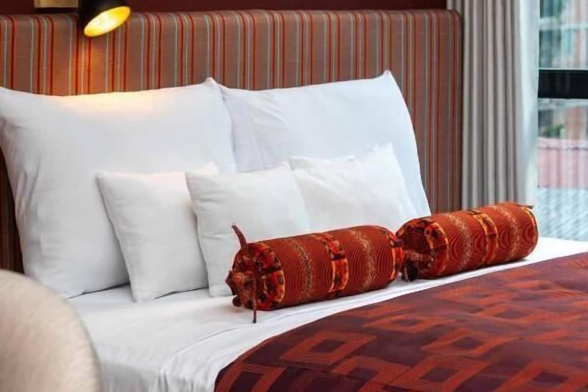 Habitación estándar doble, baño privado | Caja fuerte y espacio para trabajar con un portátil