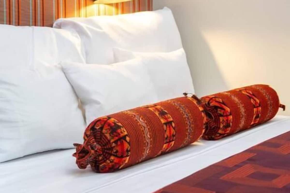 Habitación triple estándar, vistas a la montaña | Caja fuerte y espacio para trabajar con un portátil