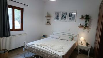 1 habitación, tabla de planchar con plancha, wifi y ropa de cama