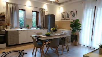 Coffee/tea maker, fridge, microwave, oven