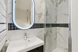 Hair dryer, towels - Lavie Maison : Architect flat with AC (Paris)
