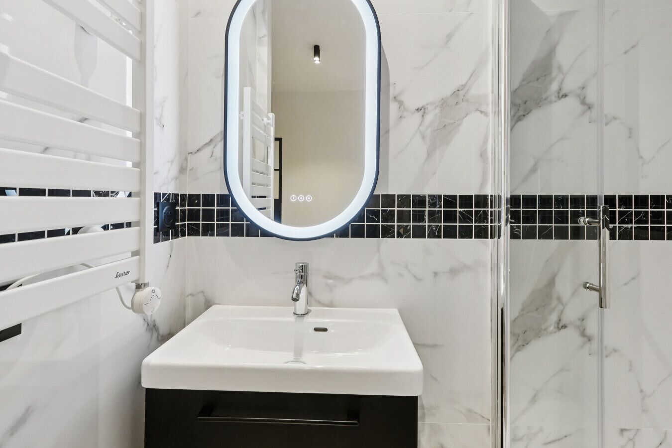 Sèche-cheveux, serviettes fournies