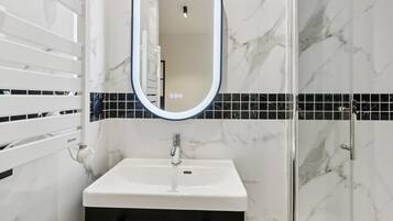 SĂšche-cheveux, serviettes fournies