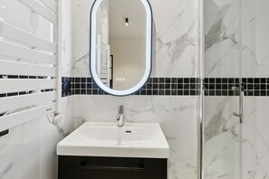 Sèche-cheveux, serviettes fournies