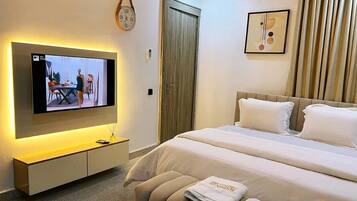 Appartement, balcon, vue ville | Coffres-forts dans les chambres, bureau