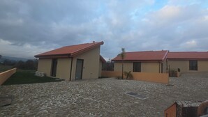 A courtyard with stone flooring and buildings with red-tiled roofs. - 6 holiday homes in the tranquillity of nature near Barcelos (Roriz)