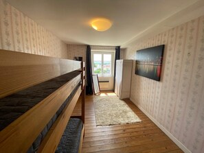 3 habitaciones, tabla de planchar con plancha, wifi y ropa de cama 