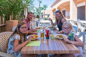 Outdoor dining - ZEcamping 4* piétonnier - Plage à 300 m - Parc Aqua - MH Climatisé (Sérignan)