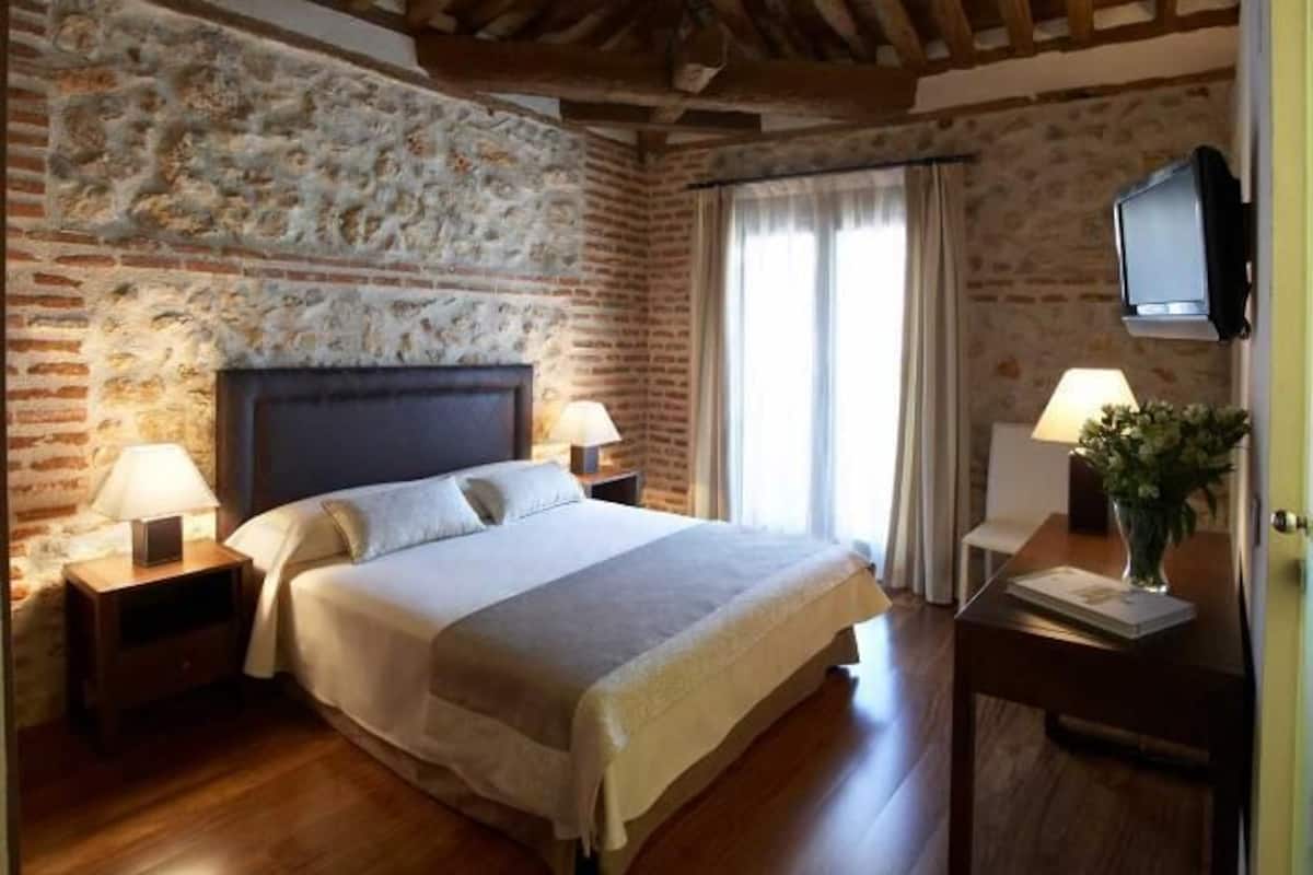 Standard Double Room, Balcony, Courtyard View | Premium bedding, laptop workspace, iron/ironing board, free WiFi