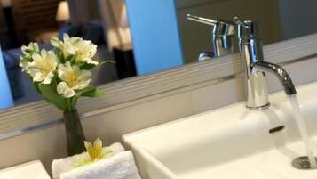 Junior Suite, Balcony, Valley View | Bathroom | Free toiletries, towels