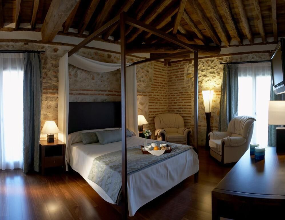 Premium bedding, laptop workspace, iron/ironing board, free WiFi