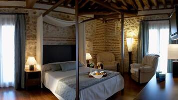 Premium bedding, laptop workspace, iron/ironing board, free WiFi