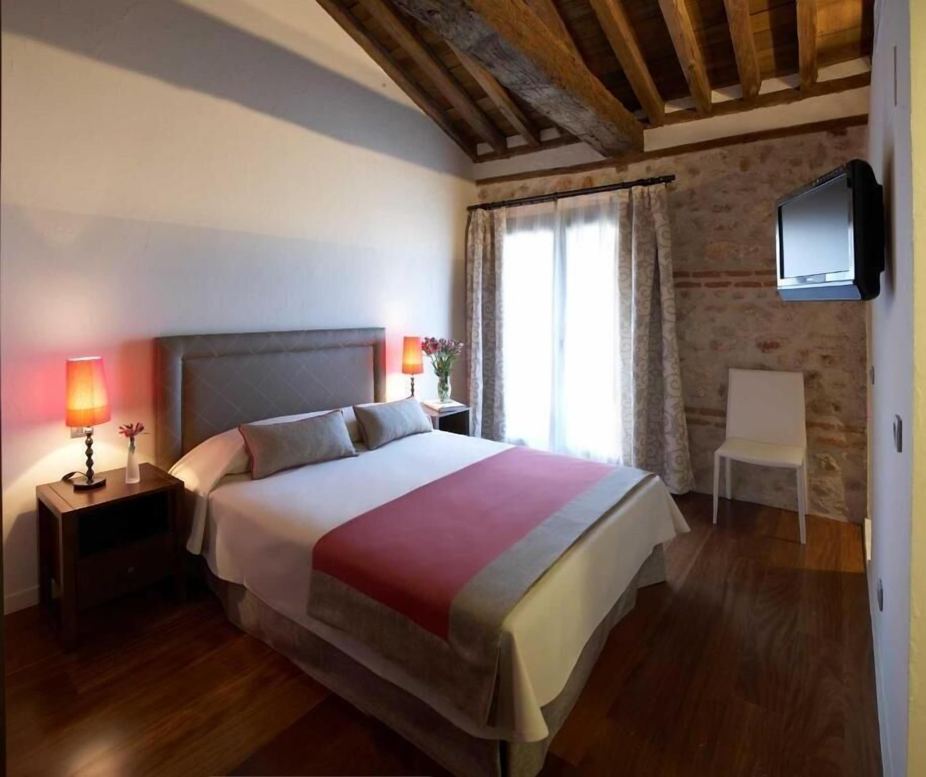 Double Room | Iron/ironing board, free WiFi