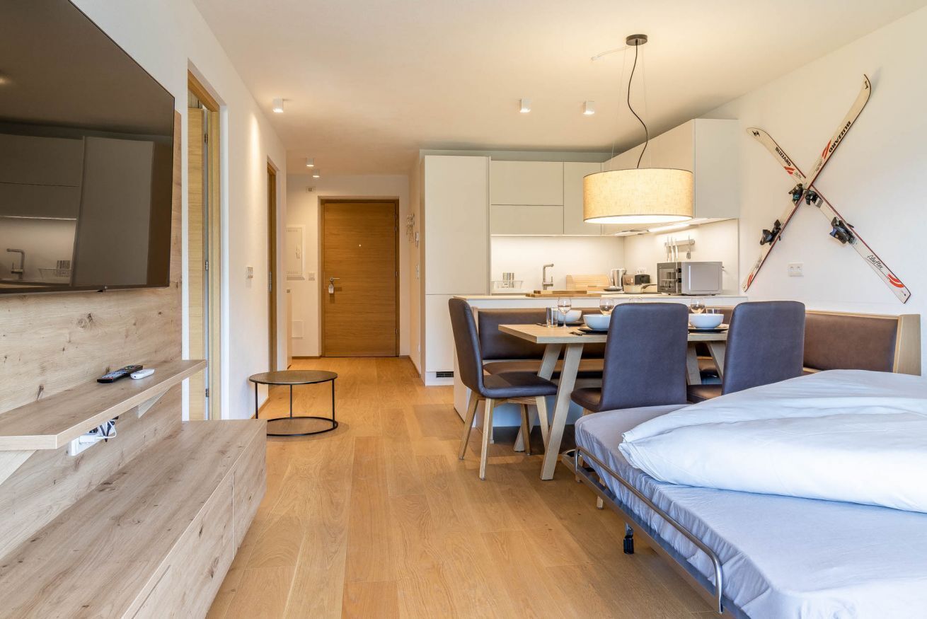 1 chambre, fer et planche à repasser